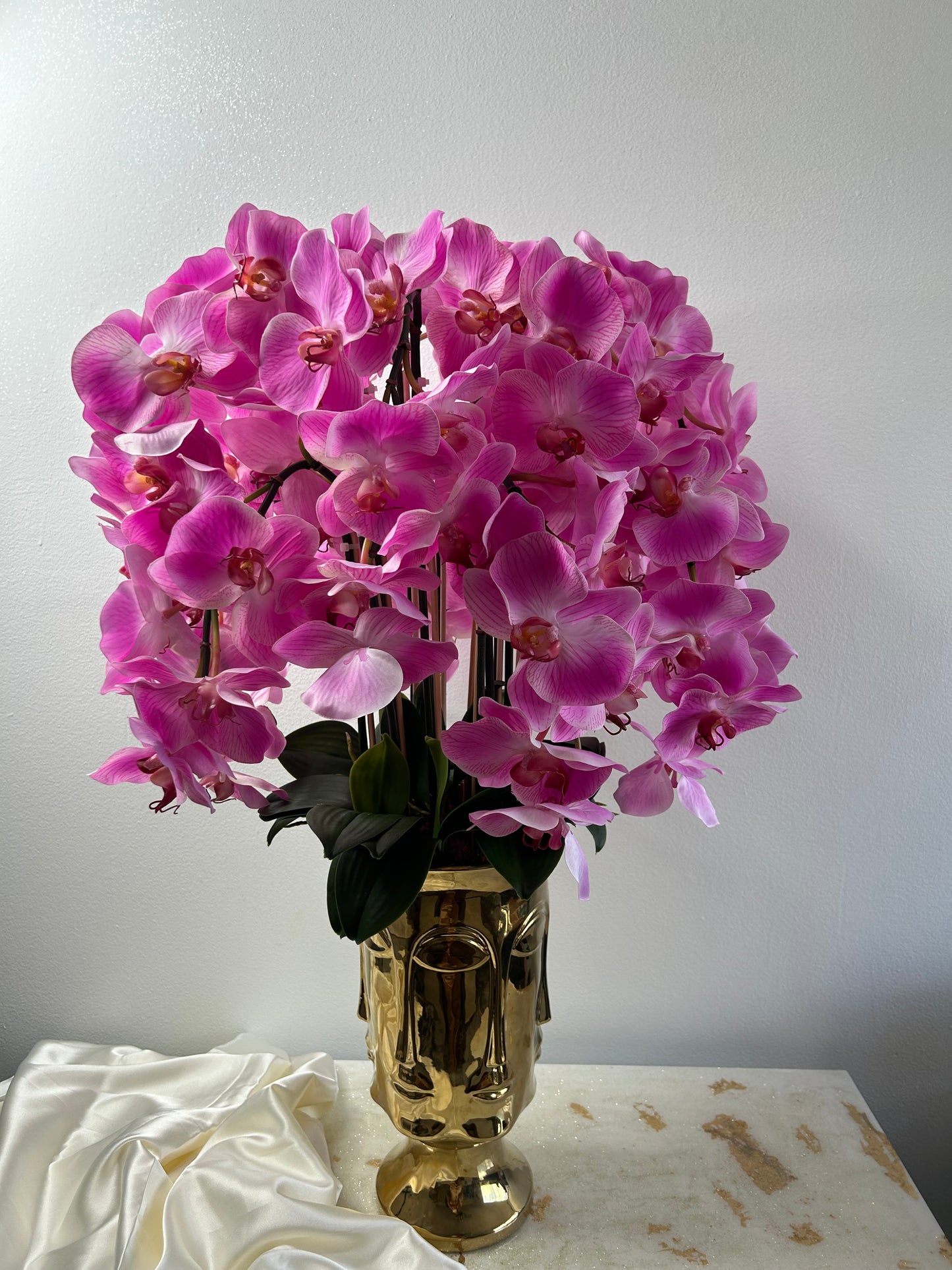 Vase carita con orquídeas